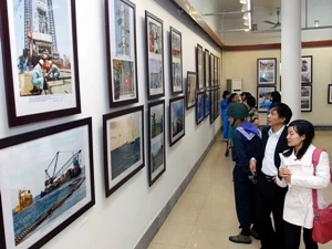 展会向观众介绍越南祖国海洋海岛的美丽风景